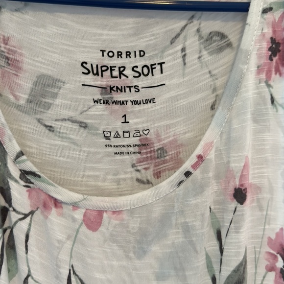 Torrid tank. White with pink flowers. Size 1 - Picture 2 of 2